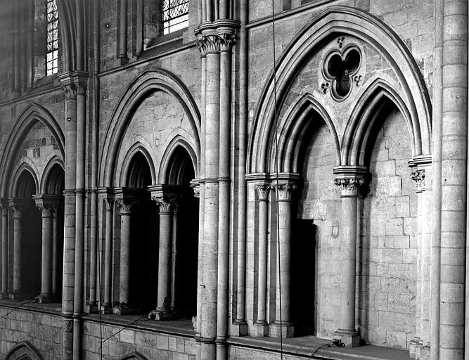 Intérieur, choeur, triforium, première, deuxième et troisième travées, côté nord