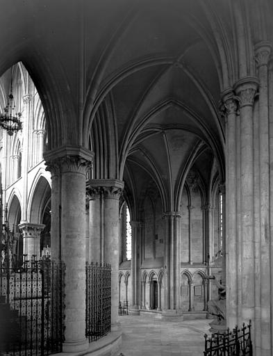 Intérieur, déambulatoire, partie nord-est, ouverture sur la chapelle rayonnante nord-est