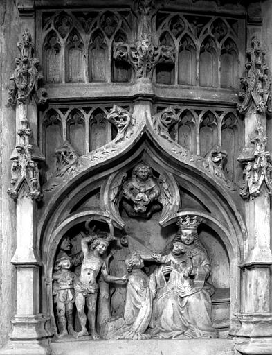 Intérieur : bas-relief en pierre, commémoratif de l'amende honorable faite par Cauchon à la Vierge au sujet de la mort de Jeanne d'Arc