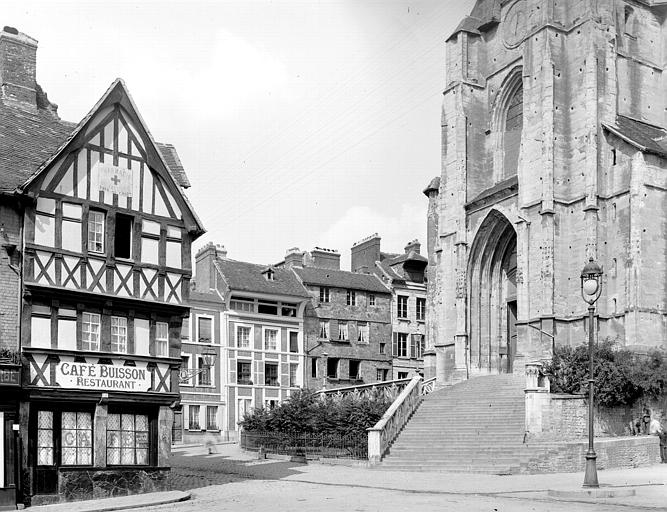 Partie de la façade et maisons