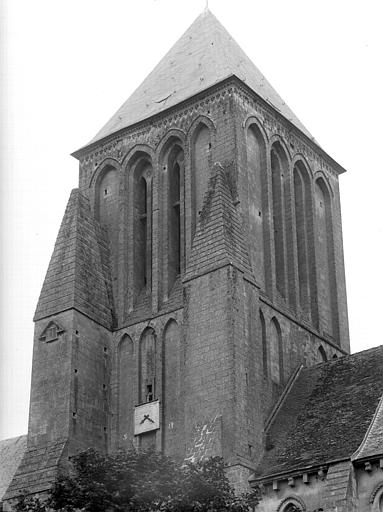 Tour centrale, angle sud-est, contrefort sud-est du 12e siècle, contrefort sud-ouest moderne