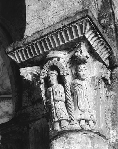 Chapiteau : ange et homme d'église