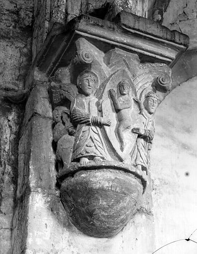 Chapiteau : ange et homme d'église