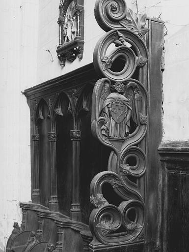 Intérieur, stalles, jouée en bois sculpté : ange