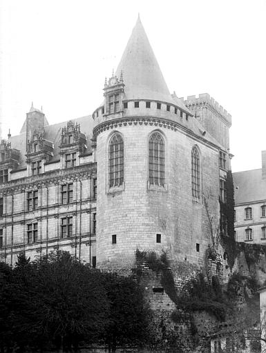 Extérieur, tour de la chapelle angle nord-est