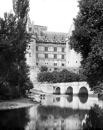 Extérieur, façade est, pont