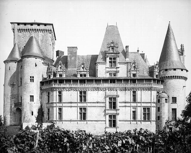 Extérieur, façade sud du 16e siècle, tours d'entrée du 13e siècle