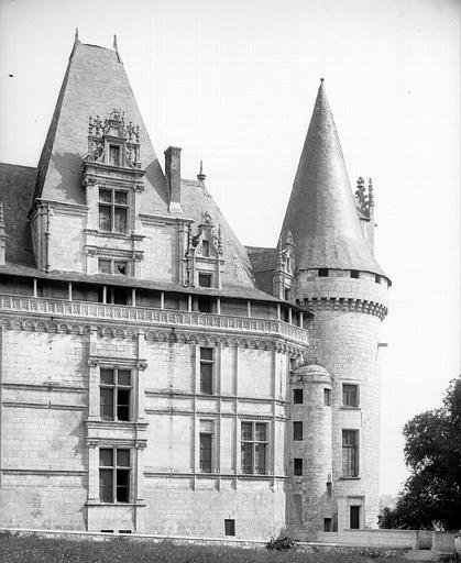 Extérieur, façade sud du 16e siècle, tour du 15e siècle