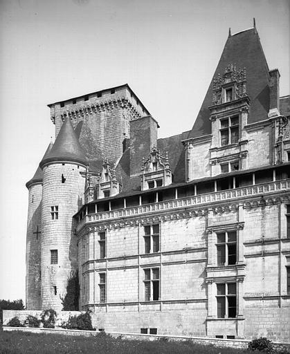 Extérieur, façade sud du 16e siècle, tours d'entrée du 13e siècle, donjon du 12e siècle