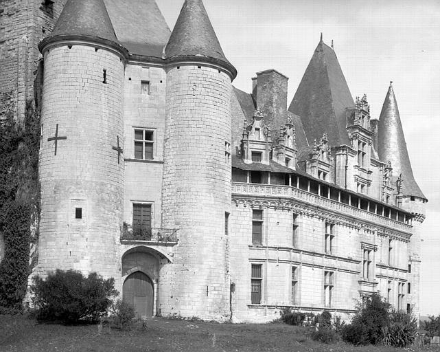 Extérieur, porte d'entrée et tours du 13e siècle, façade sud du 16e siècle