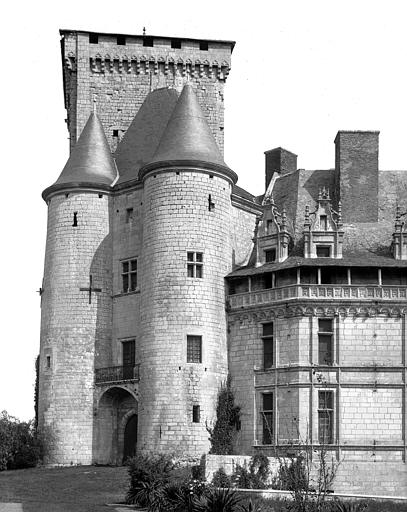 Extérieur, porte et tours d'entrée du 13e siècle, donjon du 12e siècle