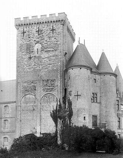 Extérieur, tours d'entrée du 13e siècle, donjon du 12e siècle