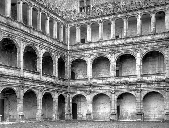 Cour intérieure à galeries, angle sud-est