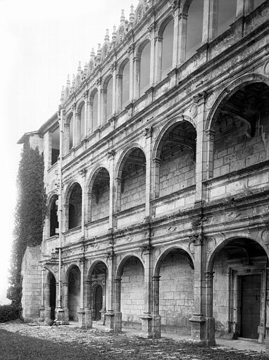 Cour intérieure à galeries, aile est