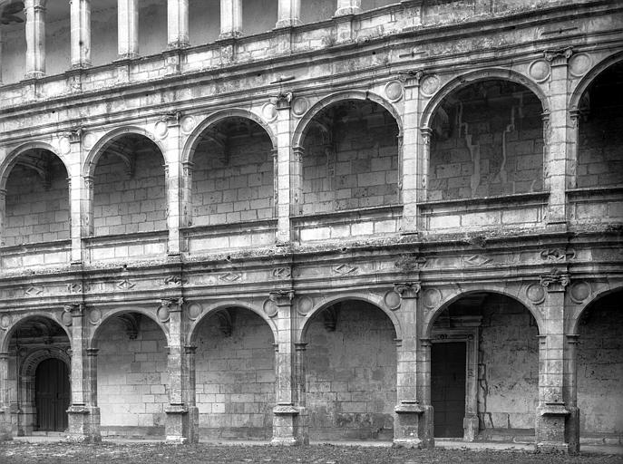 Cour intérieure à galeries, aile est, porte de la chapelle sur galerie du rez-de-chaussée