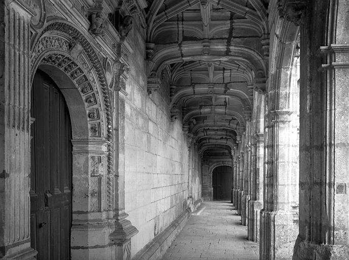 Cour intérieure à galeries, aile est