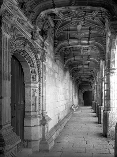 Cour intérieure, galerie du rez-de-chaussée de l'aile sud vers le sud, porte de la chapelle