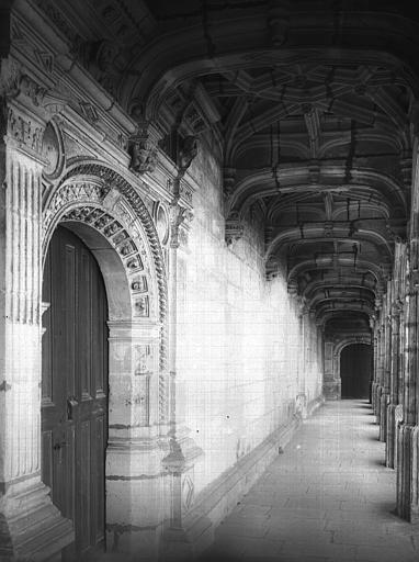 Cour intérieure, galerie du rez-de-chaussée de l'aile sud vers le sud, porte de la chapelle