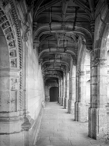 Cour intérieure, galerie du rez-de-chaussée de l'aile sud vers le sud, porte de la chapelle