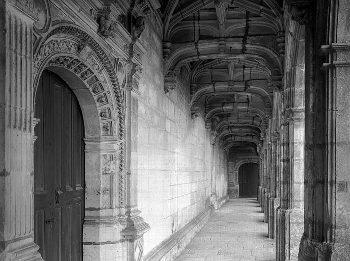 Cour intérieure, galerie du rez-de-chaussée de l'aile sud vers le sud, porte de la chapelle