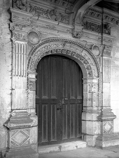 Cour Intérieure, galerie du rez-de-chaussée de l'aile est vers le sud, porte de la chapelle