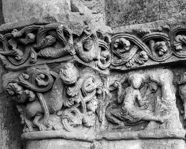 Extérieur, croisillon nord du transept, face ouest : ancienne porte murée, détail du chapiteau de droite (personnage et animal)