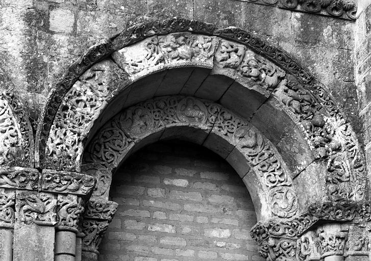 Extérieur, croisillon nord du transept, face ouest : ancienne porte murée