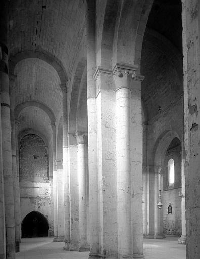 Intérieur, nef, bas-côté sud, vue du choeur