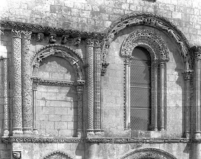 Façade, détail : bas-reliefs sculptés