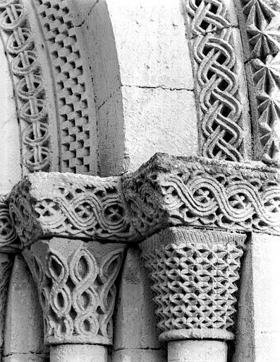Chapiteaux : décor géométrique
