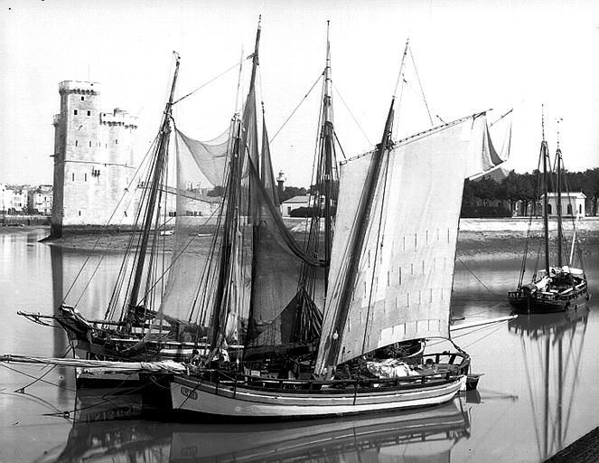 Vue d'ensemble avec bateaux de pèche au premier plan