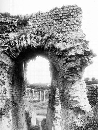 Ruines, intérieur : vue d'ensemble