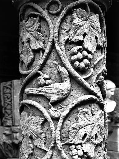 Fragment de colonne sculptée : oiseau dans une vigne