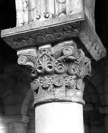 Choeur, chapiteau de la troisième colonne, côté nord : feuillage stylisé