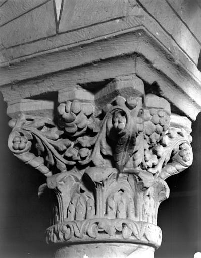 Choeur, arcades nord, chapiteau de la deuxième colonne : décor feuillagé