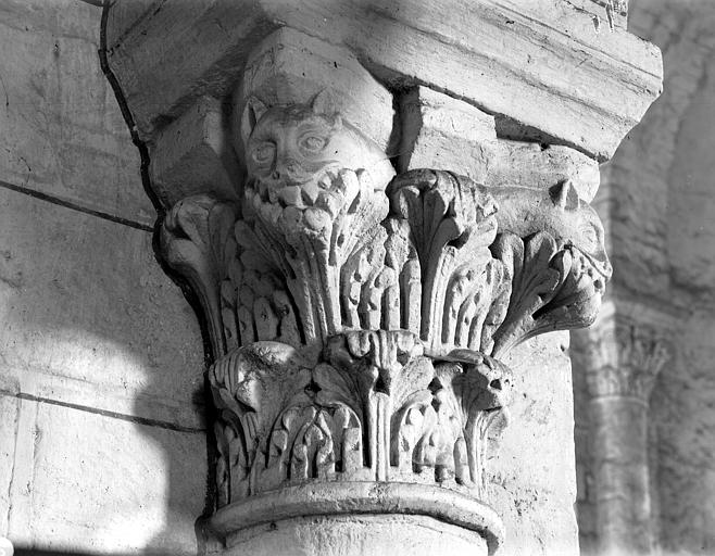 Choeur, arcades sud, chapiteau de la première colonne engagée : décor feuillagé et tête de monstre