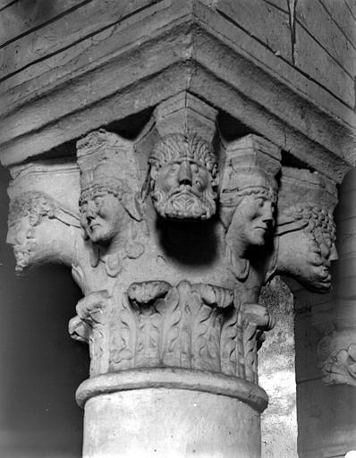 Choeur, arcades sud, chapiteau de la deuxième colonne : têtes humaines