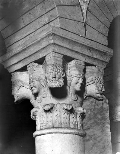 Choeur, arcades sud, chapiteau de la deuxième colonne : têtes humaines