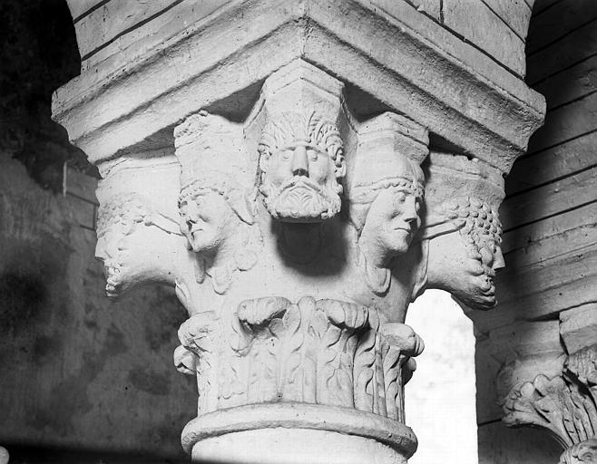 Choeur, arcades sud, chapiteau de la deuxième colonne : têtes humaines