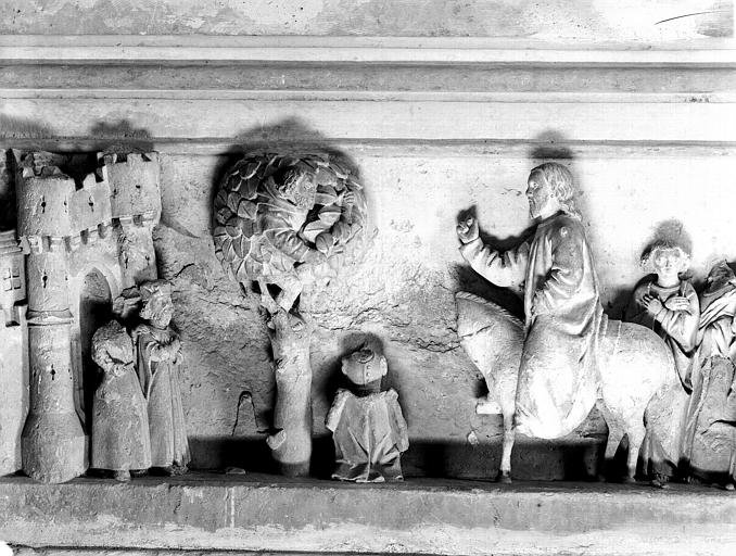 Sarcophage en pierre de saint Silvain : l'Entrée du Christ à Jérusalem et Zachée dans l'arbre, 15e siècle