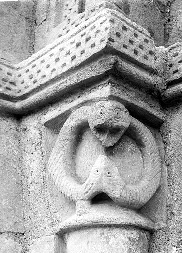 Portail, chapiteau, deuxième senestre : décor géométrique et monstre-serpent