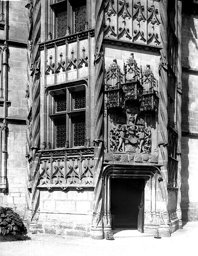 Façade sur la cour, rez-de-chaussée de la tourelle d'escalier