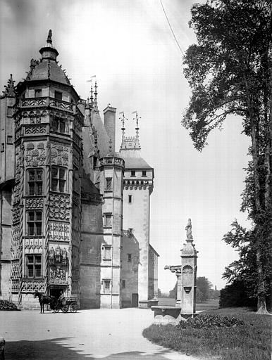 Façade sur la cour, contrefort de la chapelle