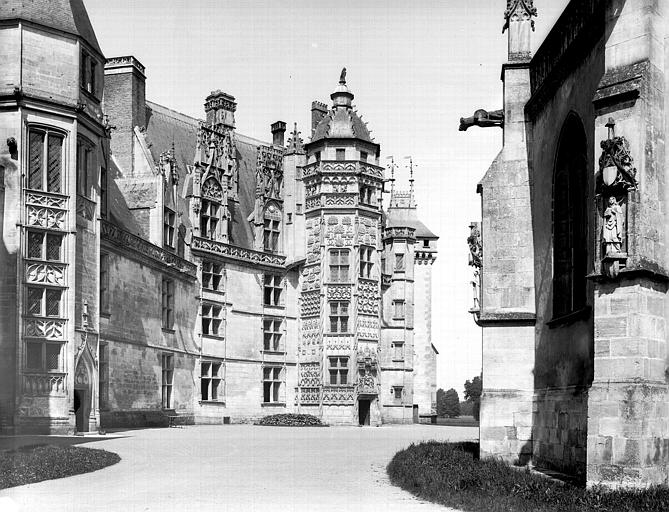 Façade sur la cour, contrefort de la chapelle