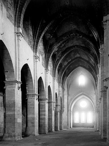 Eglise, ensemble de la nef vers l'est