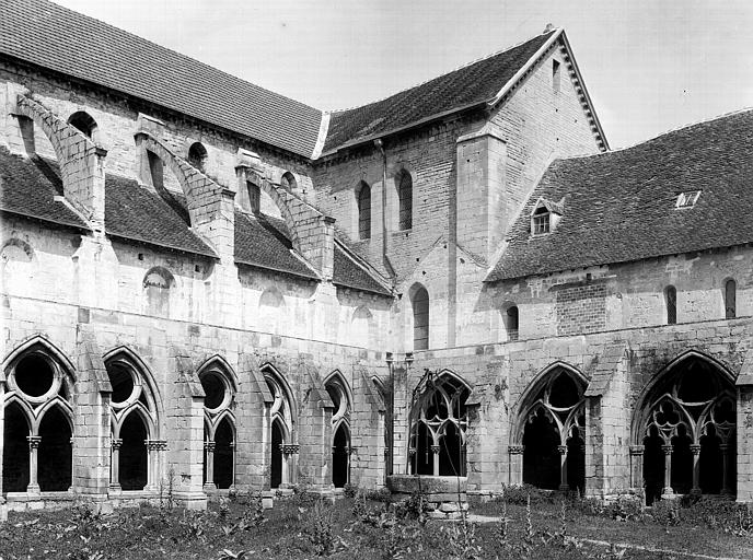 Eglise, cloître, angle nord-est