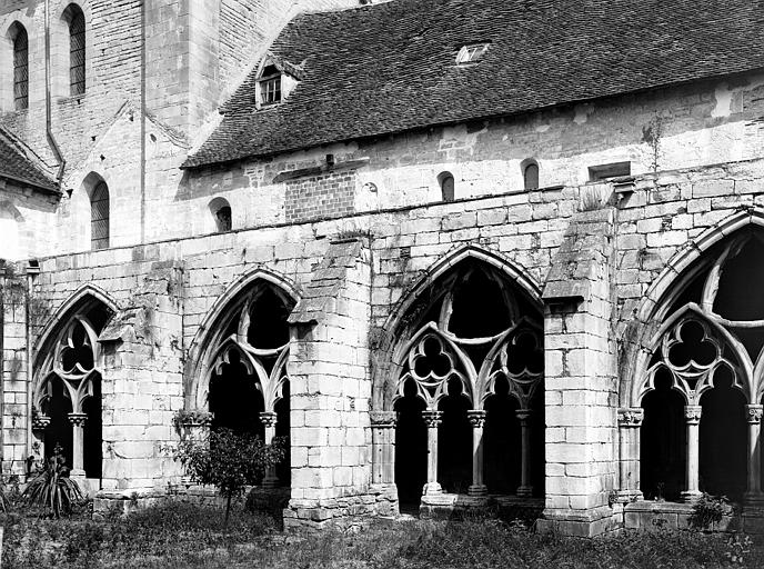 Cour du cloître, arcades de la galerie est