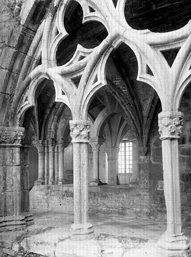 Vue sur la galerie est du cloître et sur la salle capitulaire vers le nord-est