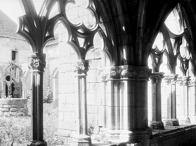 Cloître, galerie est : arcades