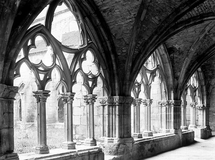 Cloître, galerie est : arcades